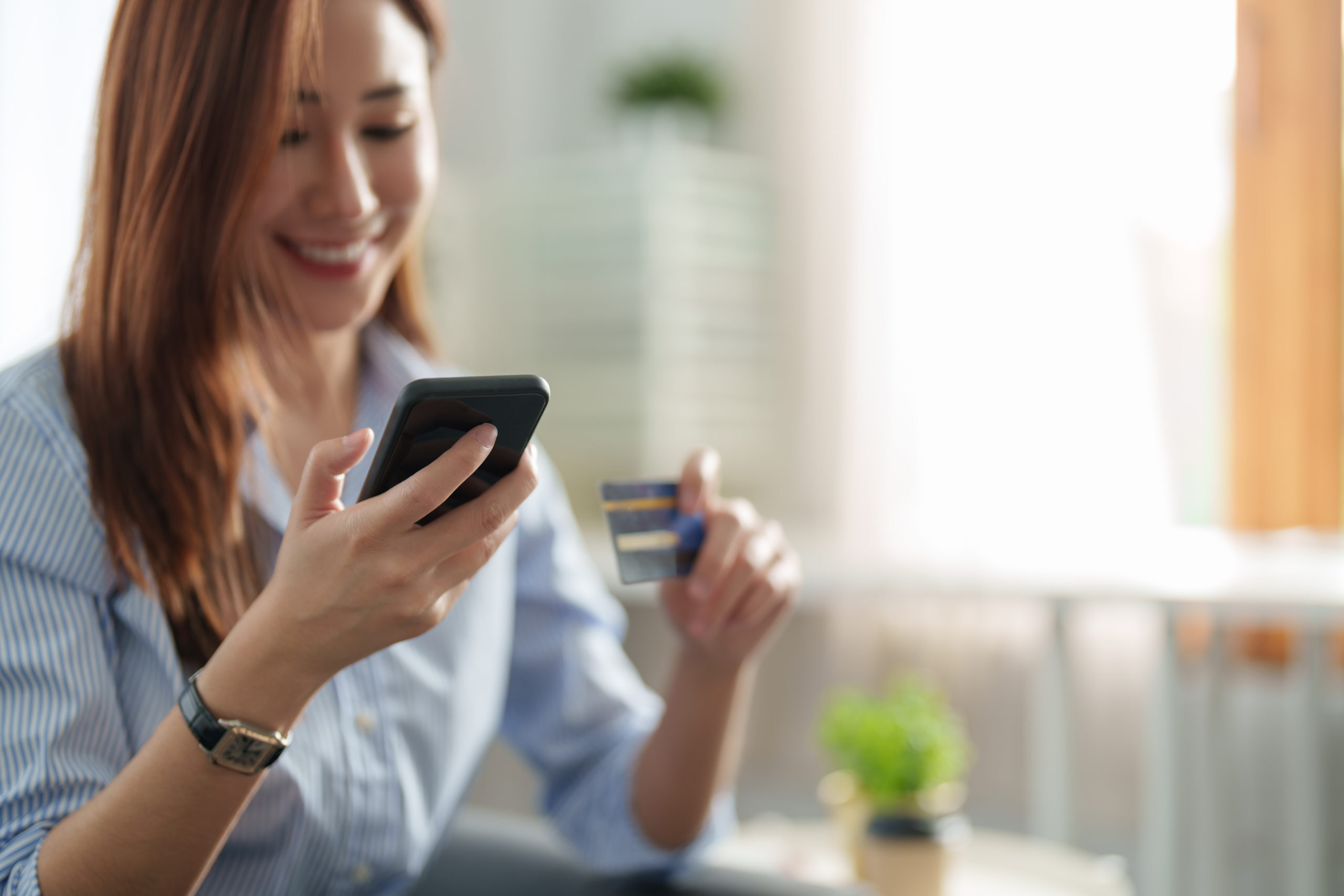 A woman using DOPAY in her phone
